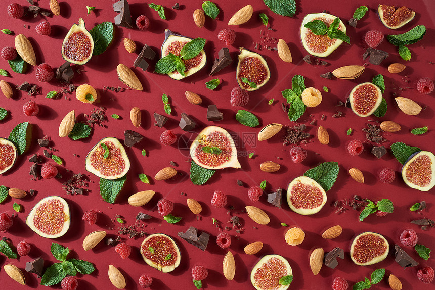 甜点模式来自成熟的无花果坚巧克力新鲜草莓红色背景的叶子能量健康饮食的天然成分顶层视图有创意的甜食成分来自天然夏季模式包括巧克力浆图片