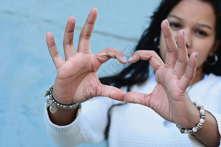 女双手在街上露出爱的符号年轻拉丁女孩图片
