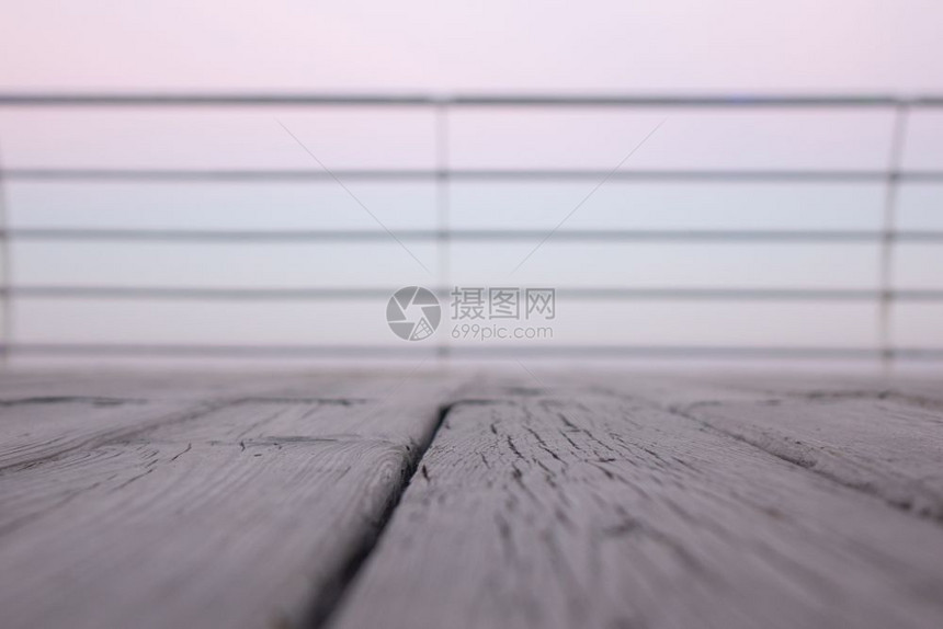 空的柔软粉色模糊的木甲底深浅的野外可用于显示或将您的产品补齐木甲板俯视海面日出浅的野外图片