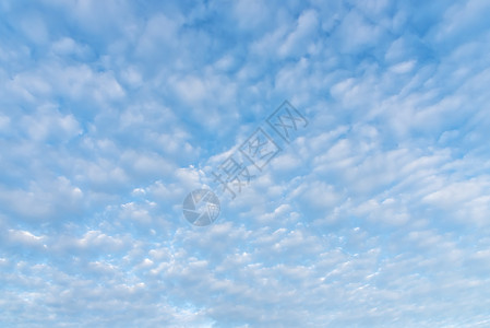 夏季有云的蓝色天空环境和自然背景添加文字信息的图片设计艺术工作的背景图片