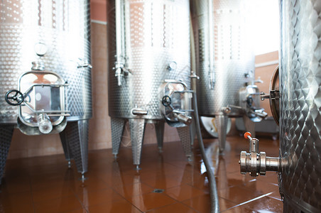 葡萄酒中的发酵器图片