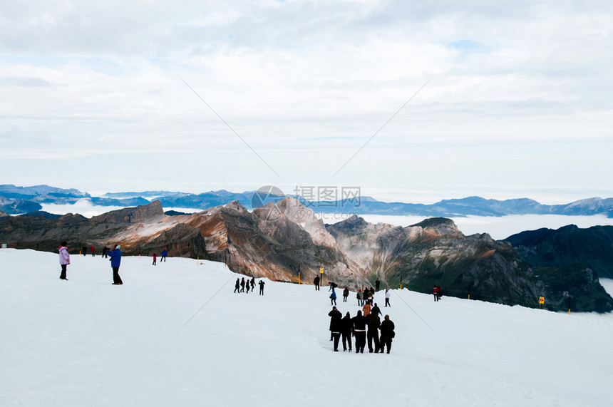 瑞士的观光客在游览着当地的著名旅游景点图片