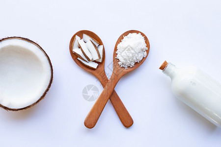半椰子和牛奶白色背景图片