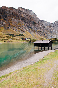 贝兹伯格小屋在Trubse湖岸边有小屋的农村风景观背面的Swisalp山峰恩格尔堡的Titls山脚背景