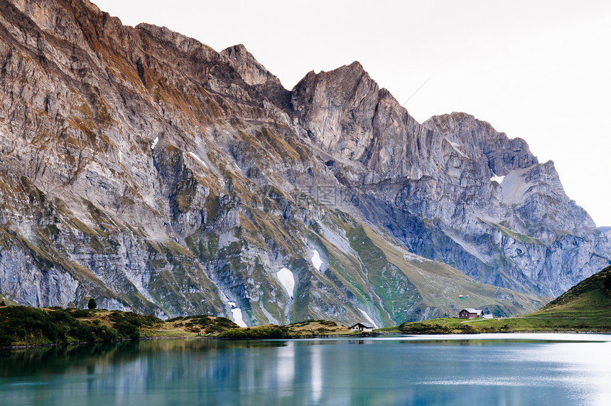 在Trubse湖岸边有小屋的农村风景观Swisalp在背景上爬着克劳山峰在安格尔堡的Titls山脚图片