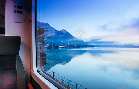 瑞士火车窗外的风景图片