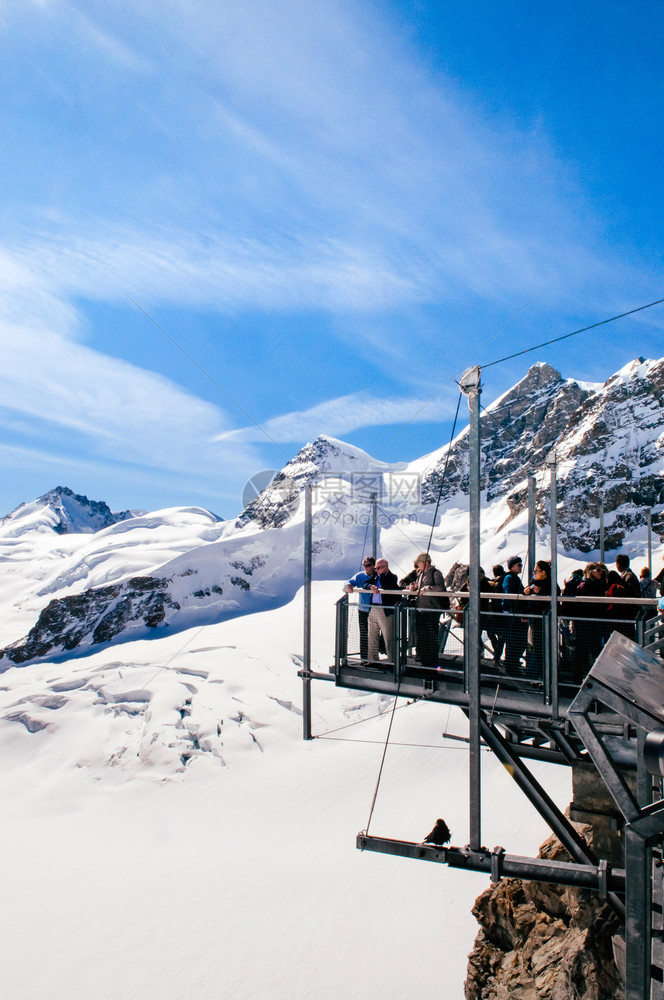2013年9月4日中丘弗劳瑞士对中丘弗劳霍赫峰和欧洲观察甲板顶端游客的全景瑞士雪山峰图片