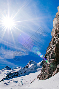 雪山的山川和冬季的太阳光芒图片