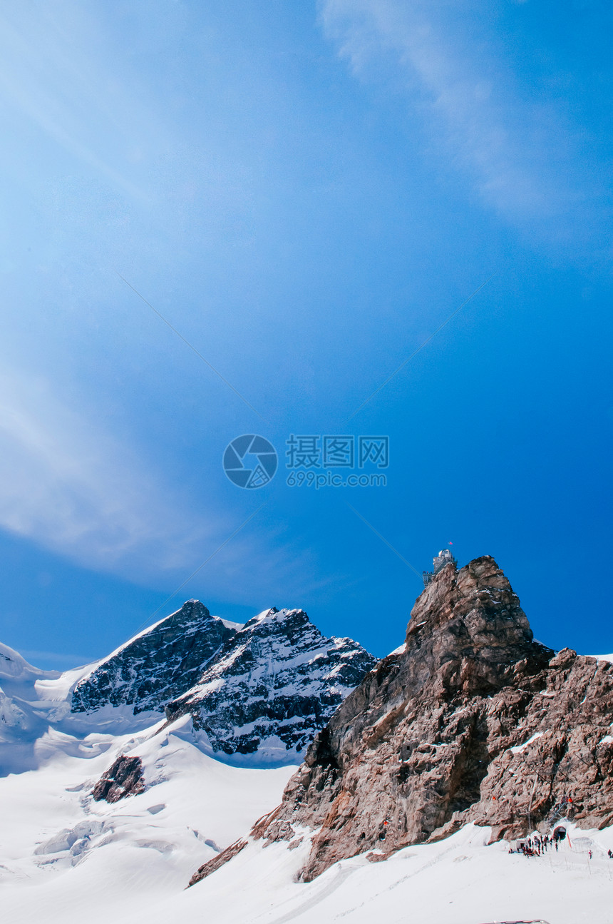 雪山的山川和冬季的太阳光芒图片