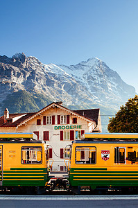 阿尔卑斯山脚下的火车站图片
