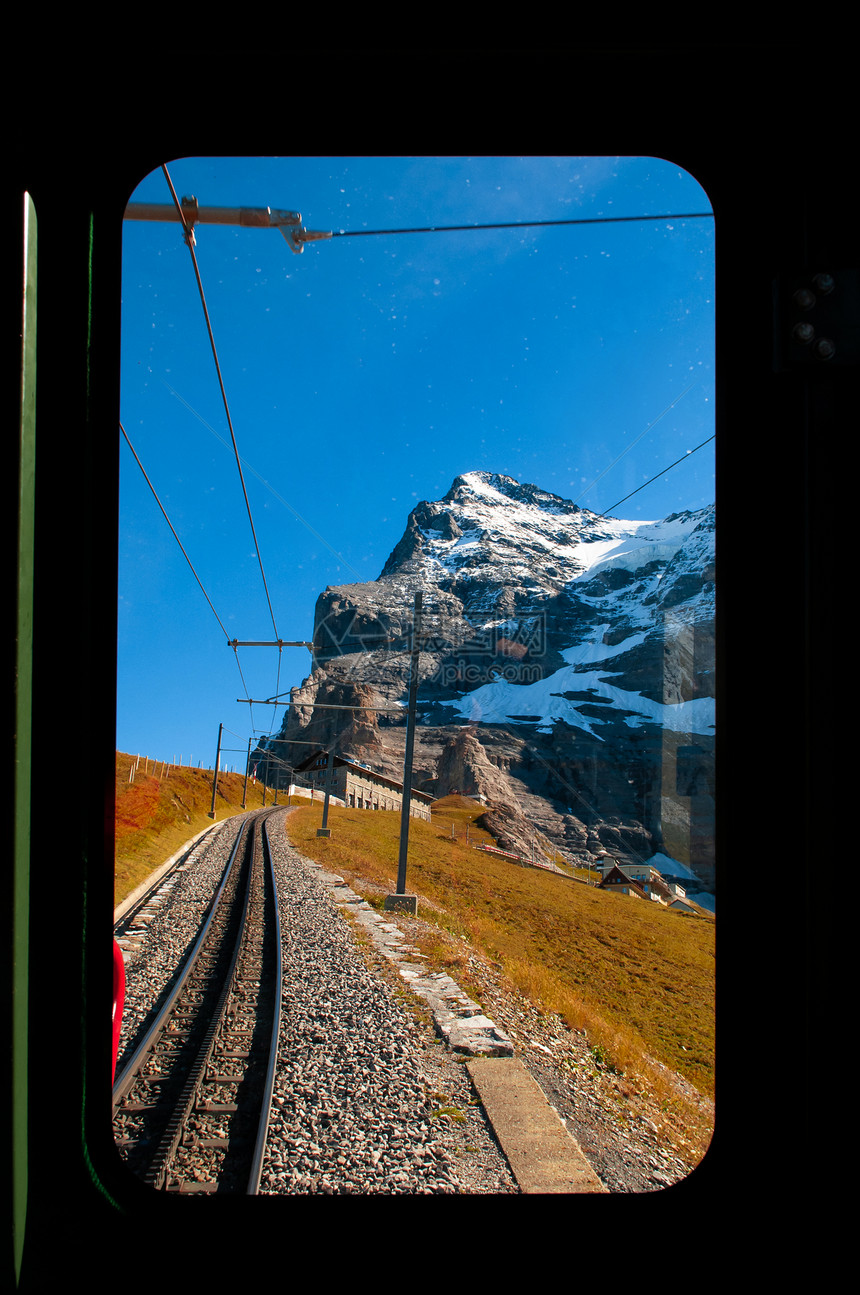2013年9月4日苏威采兰君frau山从Kleinschdg站爬到junfrajoch通过草场和swialp山脉的路上通过火车窗图片