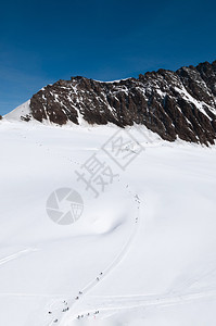 2013年月4日斯威切兰的中丘拉乌霍奇游客在白宽的雪地上行走图片