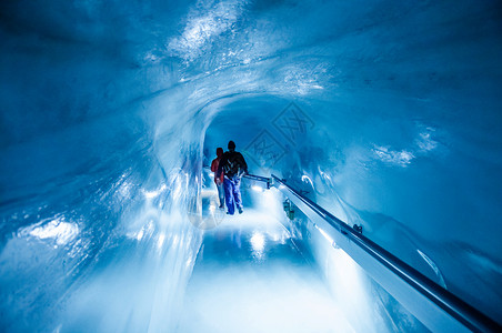 2013年9月24日瑞士少女峰少女冰宫少女峰峰下的冰洞游客走在里面背景图片