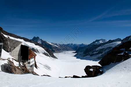 欧洲丘陵雪山和白石比特施角冰川瑞士群岛山顶上的斯芬克观察甲板的全景图片