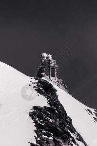 屹立在雪上顶部的建筑和蓝色天空图片