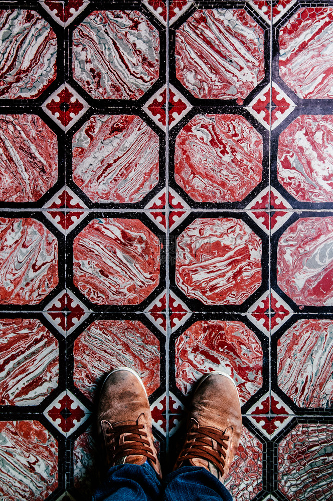 红色塔拉维的纳吉地砖被射中图片