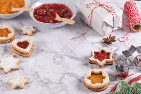 大理石表面的圣诞饼干带有装饰松树枝果酱礼品和饼干切高清图片