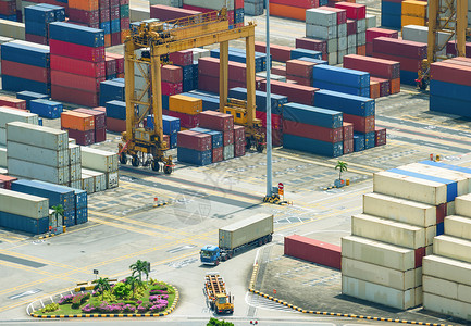 新加坡货轮港口的集装箱仓储和货运吊车设备图片