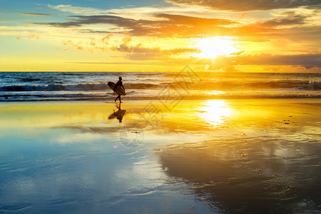 波光艳影冲浪者在沙滩上行走的脚影冲浪板日落的天线海浪巴厘岛印度河背景