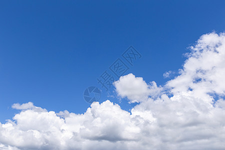 蓝色的天空和云蓝色背景和微小的云层图片