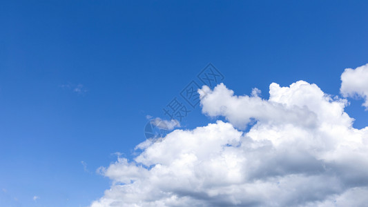 蓝色的天空和云蓝色背景和微小的云层图片