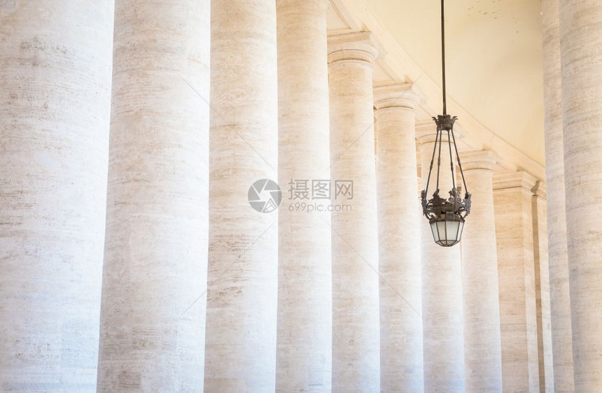 在梵蒂冈城罗马的stpersqua由伯尼制造的半循环结肠两侧相邻图片
