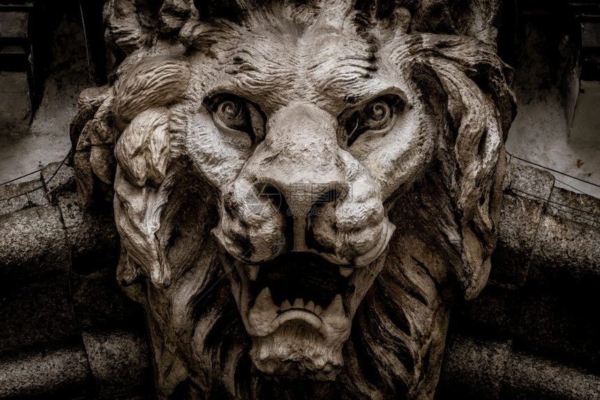 由石块制成位于大理石拱门上约30岁坠落天使像咆哮的狮子图片
