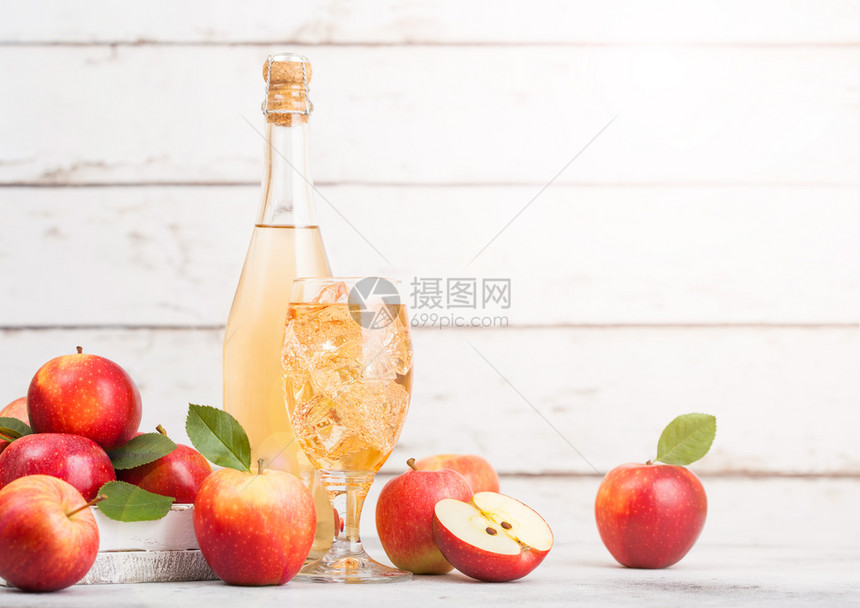 瓶装自制有机苹果和玻璃杯在木底的盒子里装有新鲜苹果玻璃装有冰块图片