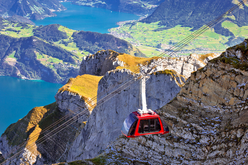 瑞士山湖上的观光缆车图片