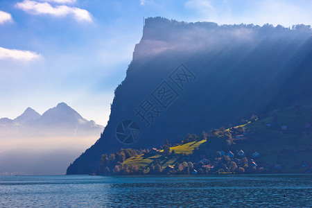 高山峰和绿色斜坡风景美丽的瑞士风景图片