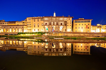 在意大利河沿岸地区Florenc的河边滨海夜映像图片