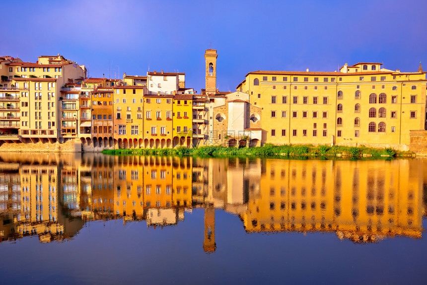 在意大利河沿岸地区Florenc的河滨海晨光反射图片