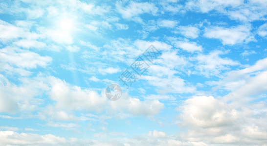 蓝色的天空上有白云阳光明亮彩照人图片