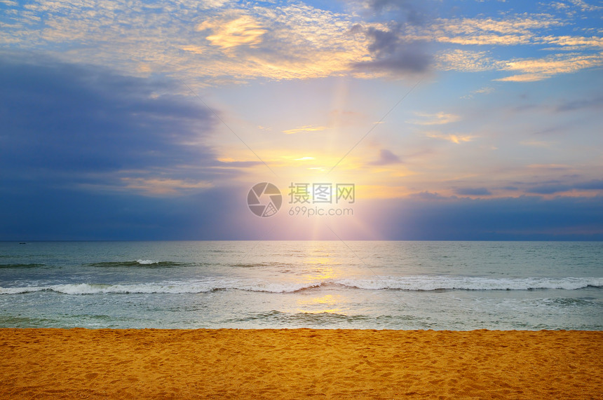 海滨和明亮的日出美丽背景图片