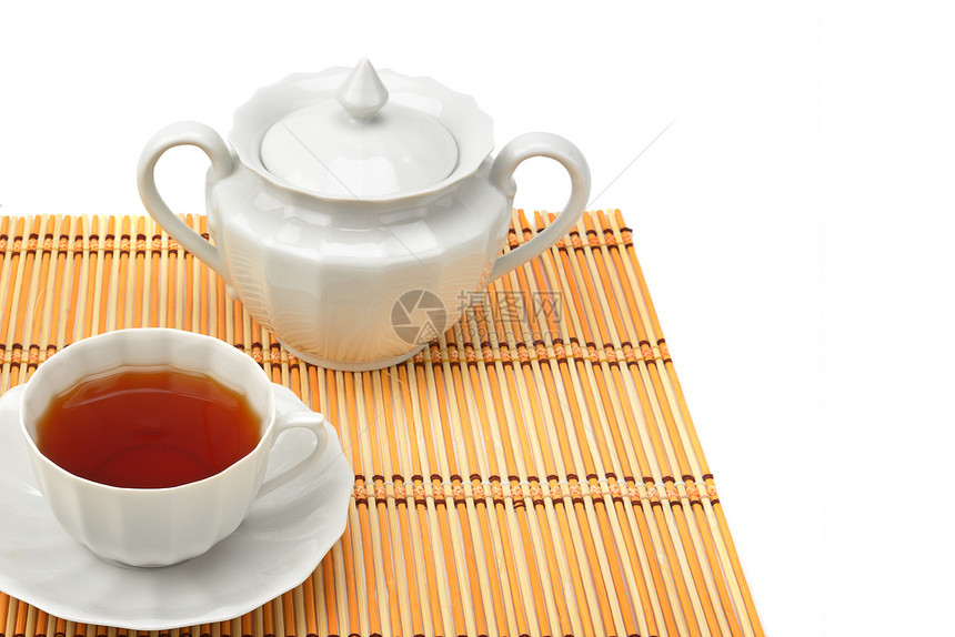 白色茶叶用瓷器背景中孤立的茶叶免费文本空间图片