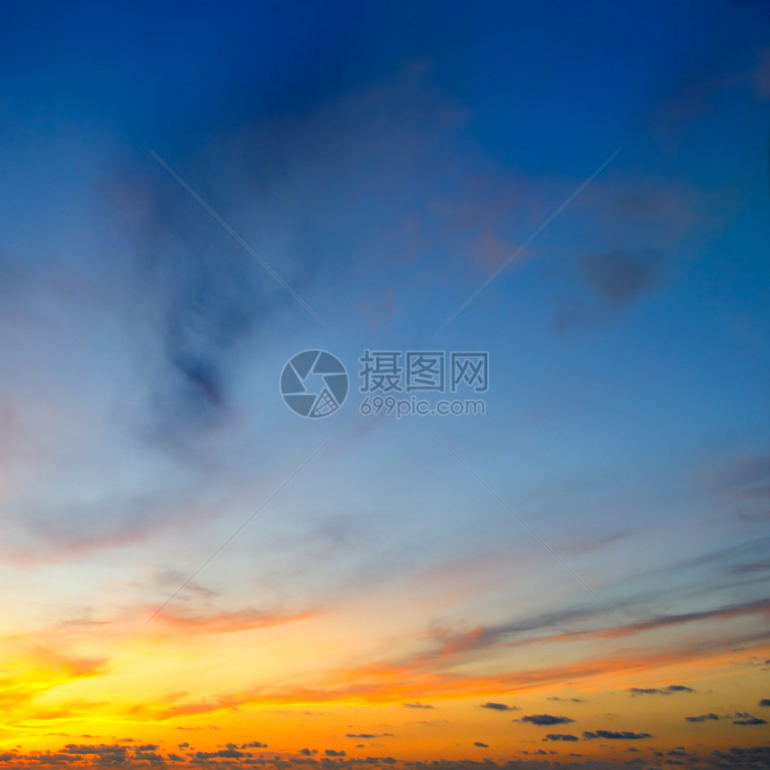 阴云的天空和明亮日出在地平线上图片