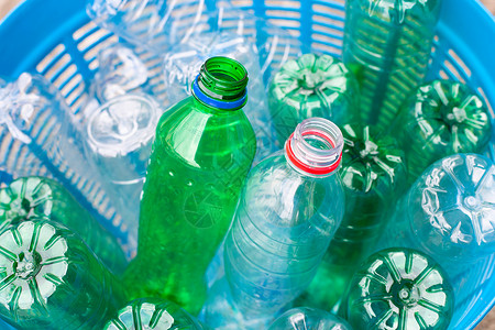 塑料篮蓝色废物篮中的塑料瓶背景