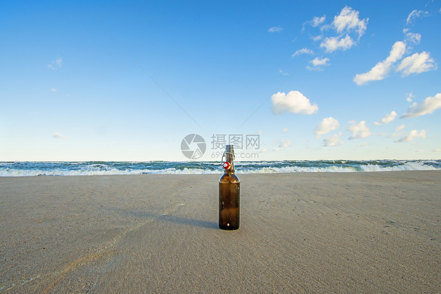 咸海沙滩啤酒瓶和冲浪图片