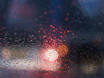 汽车挡风玻璃上的雨滴抽象视图图片