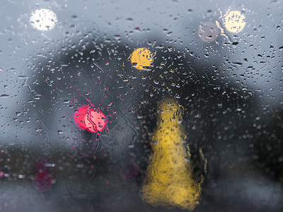 汽车挡风玻璃上的雨滴抽象视图图片