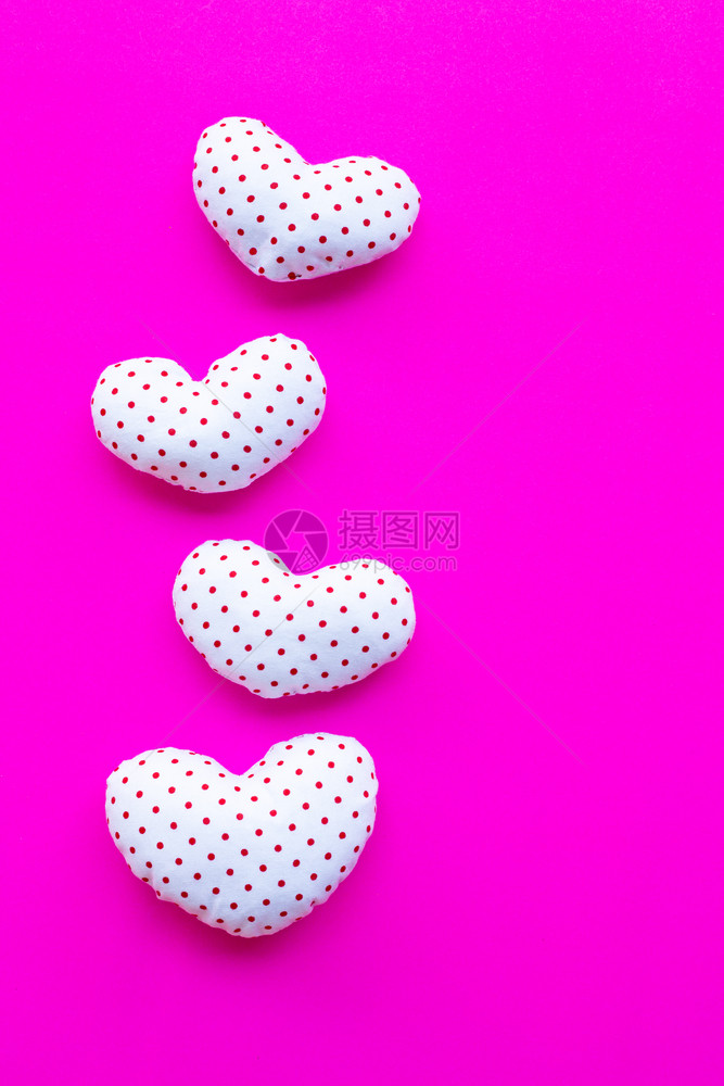 valenti粉红色上的心最高视图图片