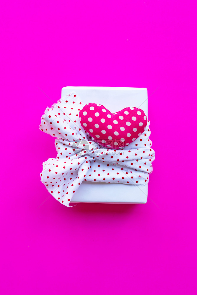 valenti带有粉红色背景的礼物盒心脏最高视图图片