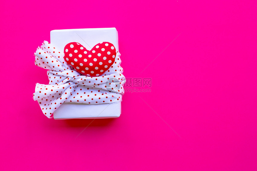 valentirsqu日带有粉红色背景的礼品盒复制空间图片