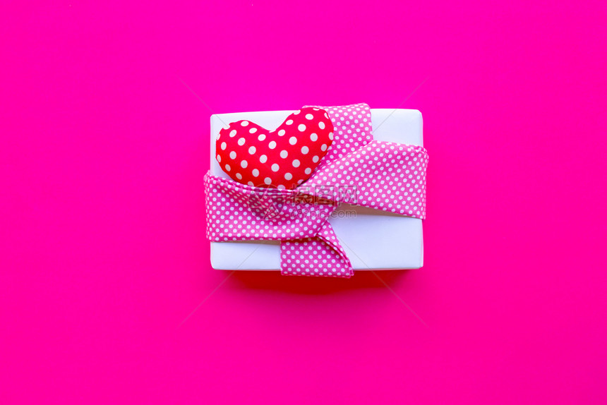 valentirsqu日带有粉红色背景的礼品盒复制空间图片