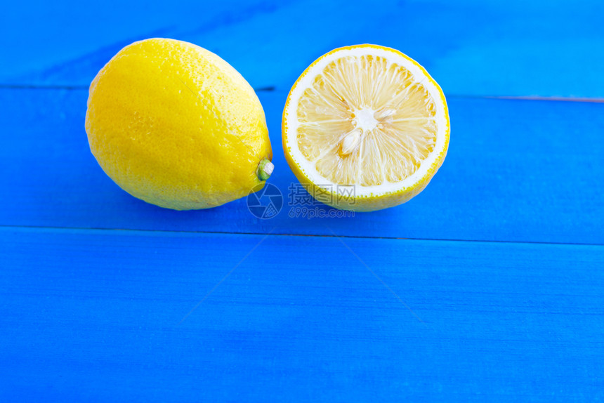 成熟的柠檬和蓝木本底图片