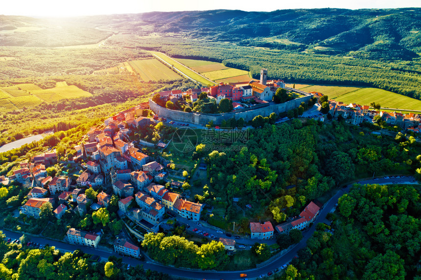 日落空中观测时Motvun山丘Croati岛地区图片