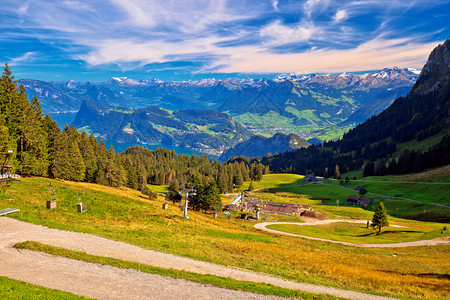 Pilatus山下丘陵地貌有润滑油湖空中观察是瑞士的自然质图片