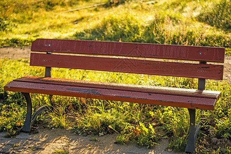 秋日阳光下的公园长椅图片