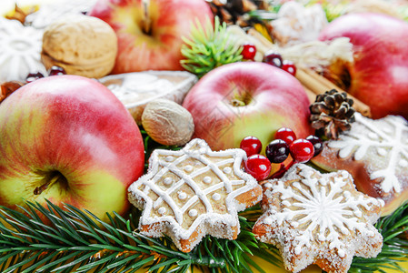 来自红苹果饼干和香料的圣诞节食物背景图片