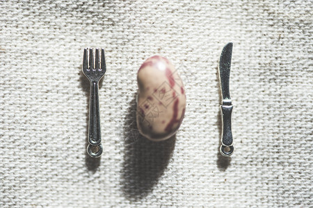 一张豆子叉和勺桌布上的微型饰物图片